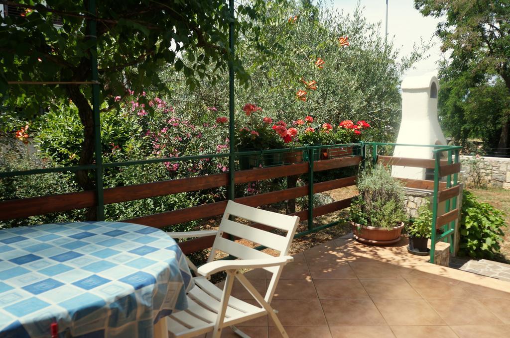 Studio And Apartment Nadia With Garden Porec Ruang foto
