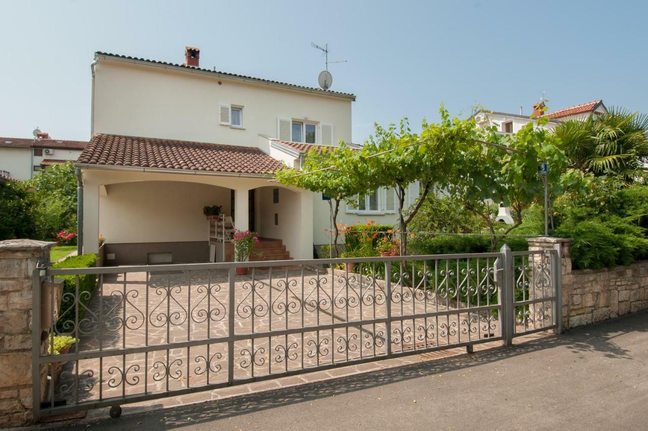 Studio And Apartment Nadia With Garden Porec Bagian luar foto
