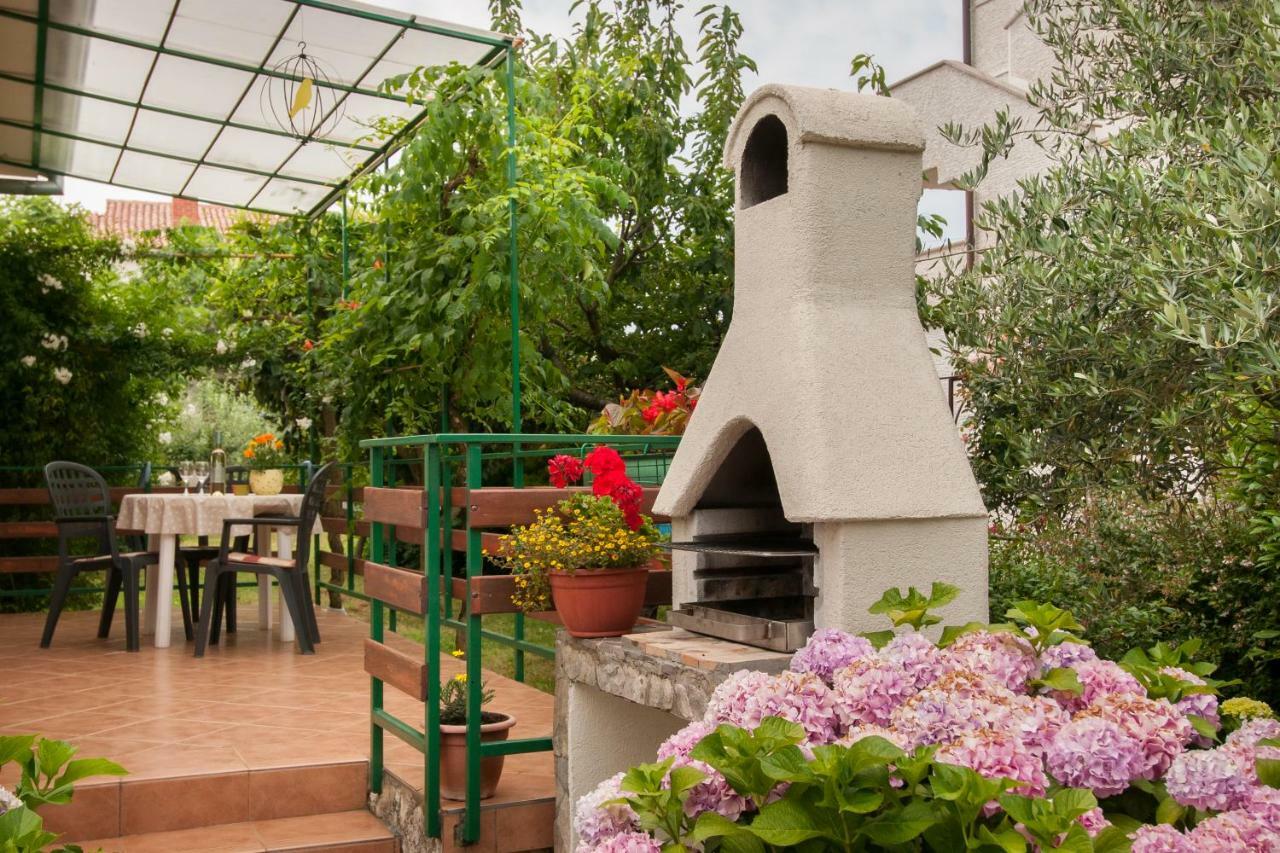Studio And Apartment Nadia With Garden Porec Bagian luar foto