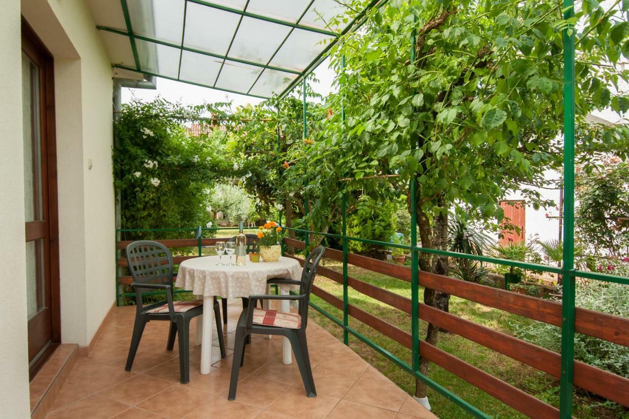 Studio And Apartment Nadia With Garden Porec Bagian luar foto